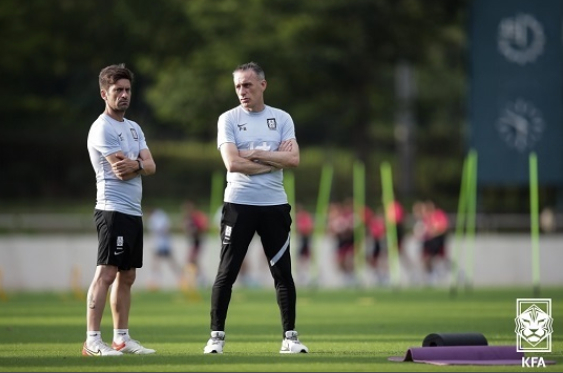  韩国队主教练本托（右）和助理教练科斯塔（韩国足球协会）