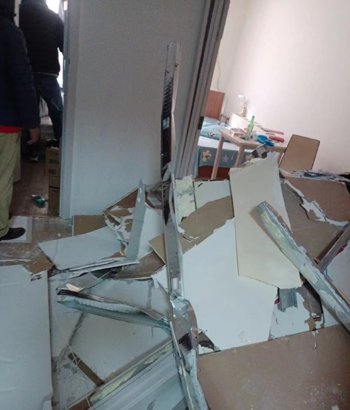 晓强所居住的隔断房被拆 图源：受访者提供