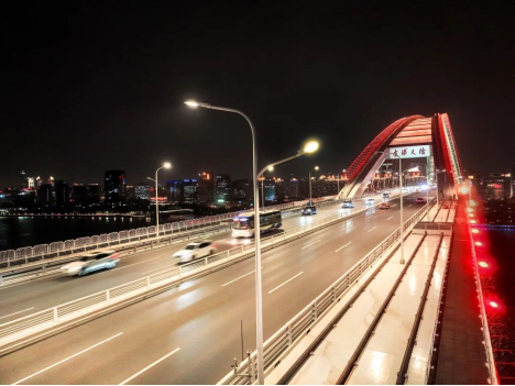 　　卢浦大桥照明改造后