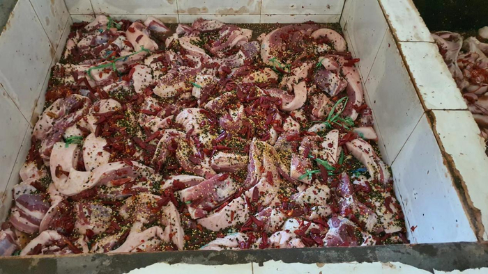 （加工厂腌制腊肉 图片来源：财联社记者拍摄）