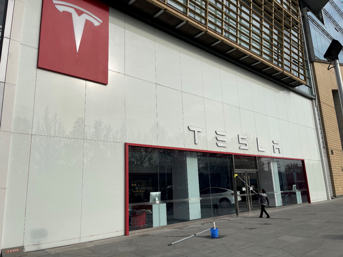 图 1 特斯拉汽车（北京）有限公司所在地华贸大厦一层的特斯拉专卖店