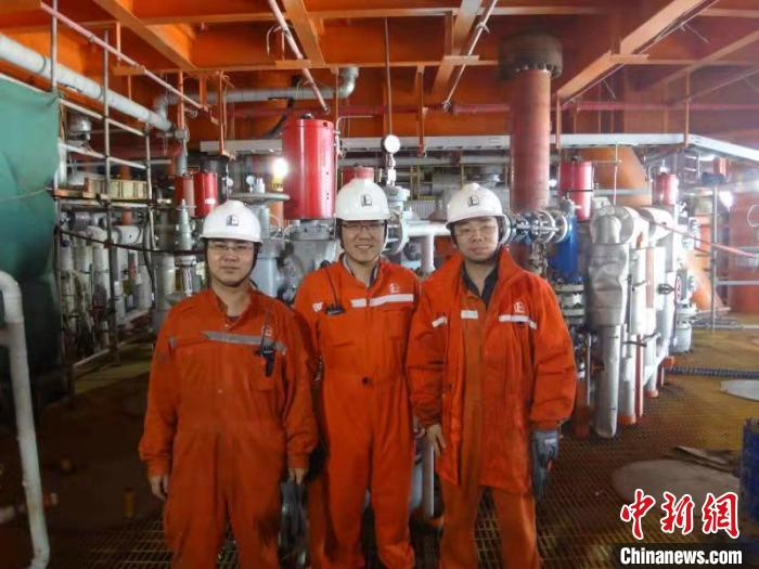 王成国和工友合影 受访者供图