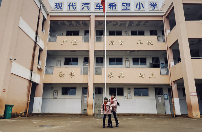 　　现代汽车集团出资捐助希望小学，为学生们创造更好的教育环境和美好未来