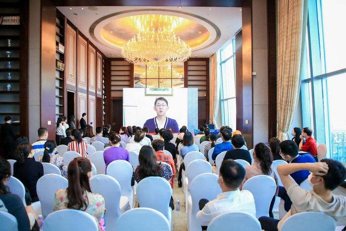 　　图:模联大会发起人北京二十一世纪国际学校学生林志桐视频发言