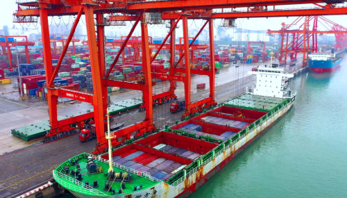 　　运载着2万吨进口大豆的“星尘”轮