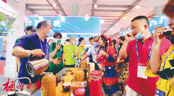 在第19届中国—东盟博览会期间，梧州六堡茶的展位受到东盟各地的客商欢迎，纷纷前来品尝六堡茶。黄丹婷 摄