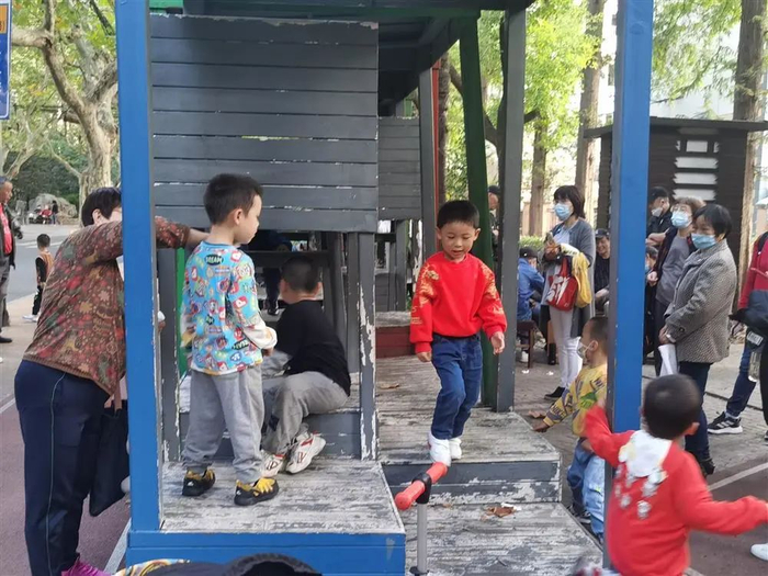 四平路街道的人行道上，有不少孩子们的运动游乐设备。杨书源 摄