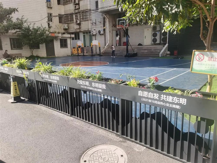 经过多轮修改后，最后确定的运动场护栏呈现方式。杨书源 摄