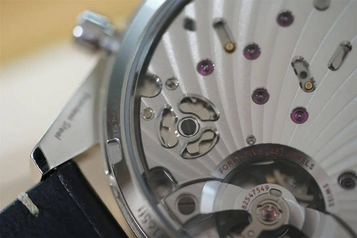 　　摆轮夹板的左上方是导柱轮