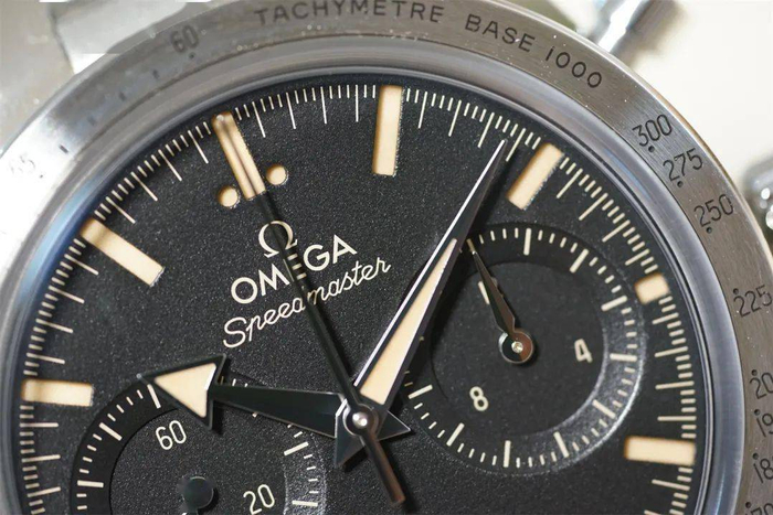 　　黑色款采用“三明治表盘”