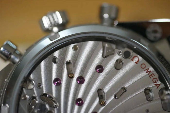 　　9906机芯以放射状阿拉伯式日内瓦波纹装饰