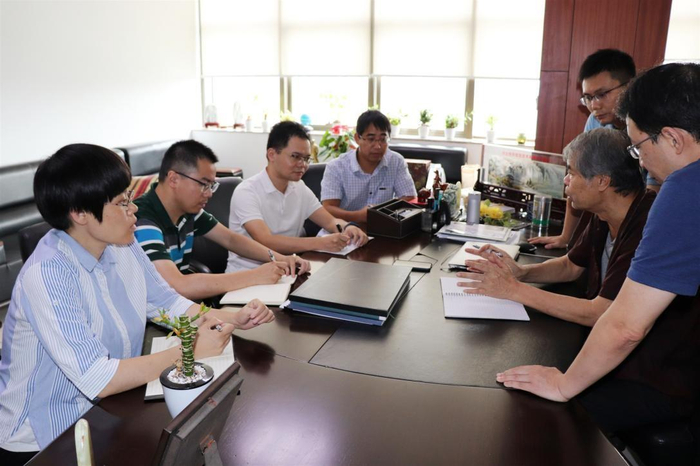 　　吴信才教授指导年轻一代科研人员