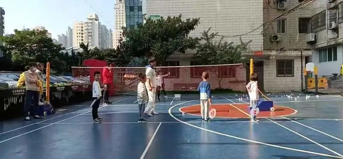 孩子们在运动场上打羽毛球。受访者供图