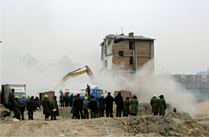 　　图/正在拆迁中的三里屯地区