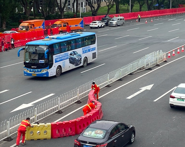 11月30日，15点30分左右，广州大桥上，工作人员正在拆除路障。时代财经/摄