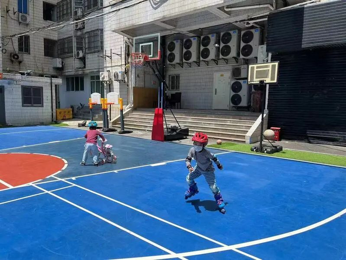 东明广场的孩子们在运动场上运动。受访者供图