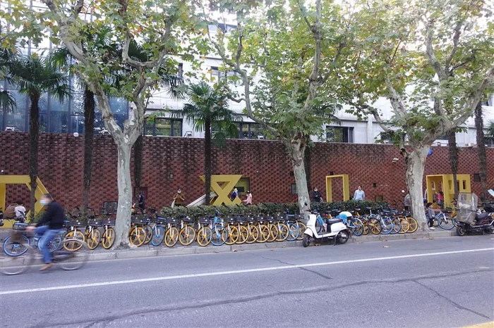 阜新路“口袋花园”很受周边孩子的欢迎。李珺瑶 摄