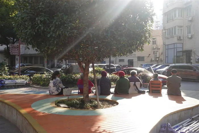 徐汇区一个小区内，老人在社区运动场上晒太阳。李珺瑶摄