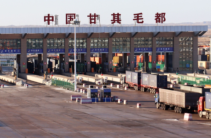 内蒙古甘其毛都口岸正在通关。（新华社记者李云平 摄）