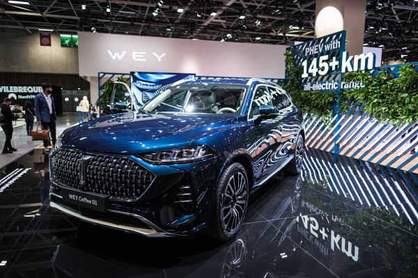 　图说 当地时间2022年10月17日，法国巴黎，魏牌摩卡PHEV（Coffee 01）在巴黎车展期间的魏牌展台上展出。