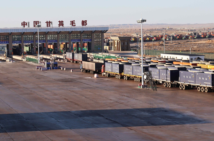内蒙古甘其毛都口岸正在通关。（新华社记者李云平 摄）