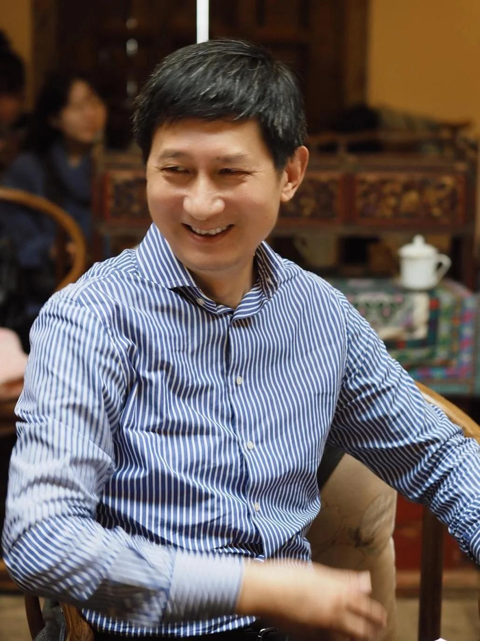 （上海工艺美术学会会长周南先生）