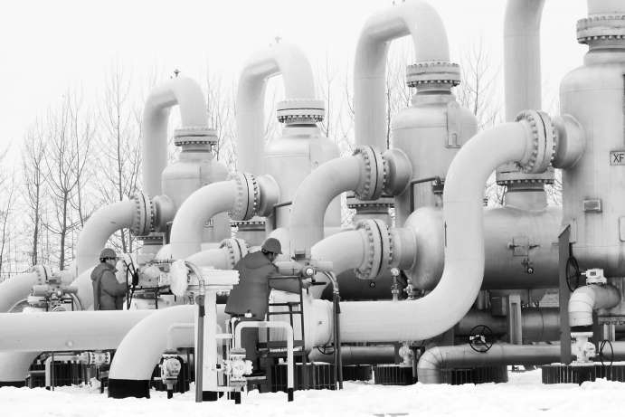 2010年，工作人员在中石油北京天然气管道有限公司北京输气管理处永清分输站，对设备进行巡检。方非摄