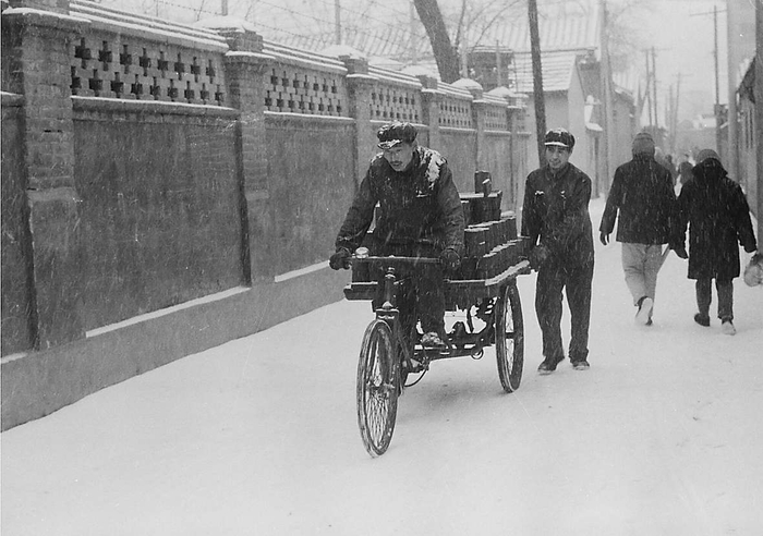 1981年冬天，煤厂工人冒雪为居民送煤。李晞摄