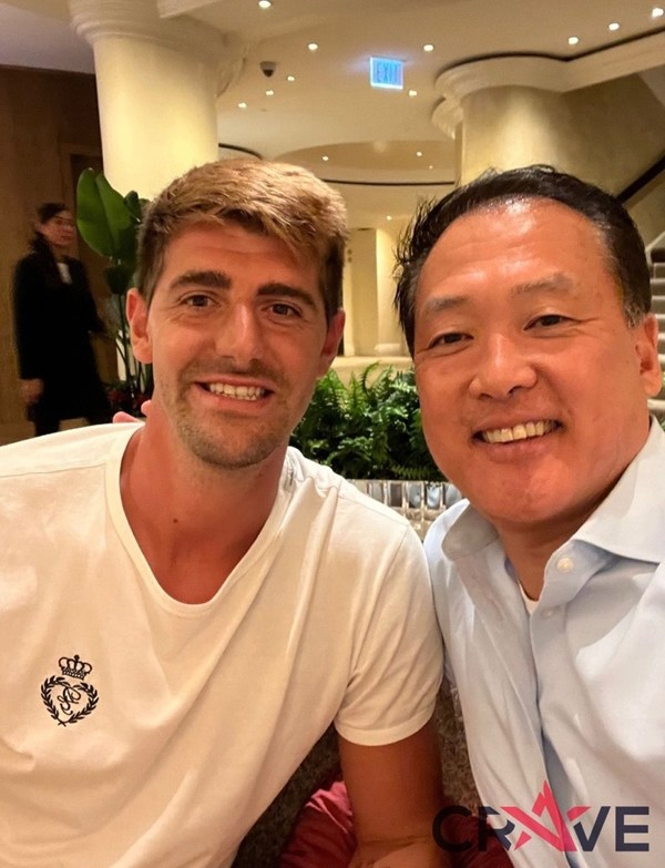 　　图为库尔图瓦与CRAVE Global创始人兼首席执行官Charles Kim先生的合影