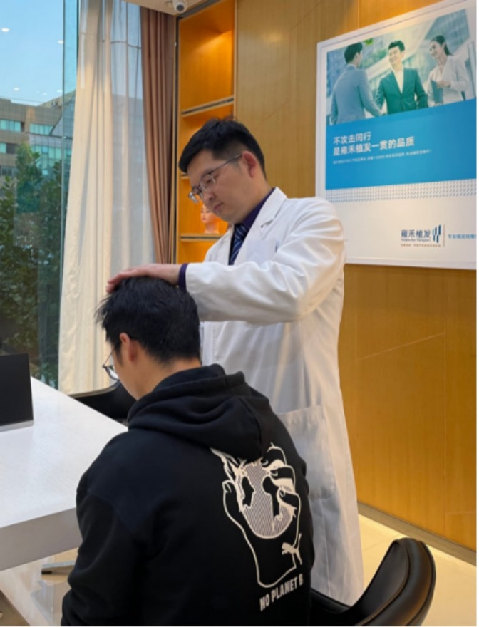 　　徐鲁为患者诊疗