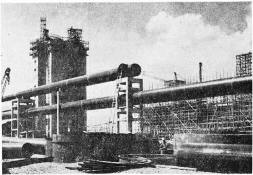 1959年，兴建中的炼焦化学厂（即北京焦化厂），长长的管子是煤气管道。王一波摄