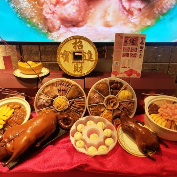 上海某酒店推出的年夜饭外带产品展示