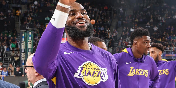 詹姆斯赛场表现引燃全场