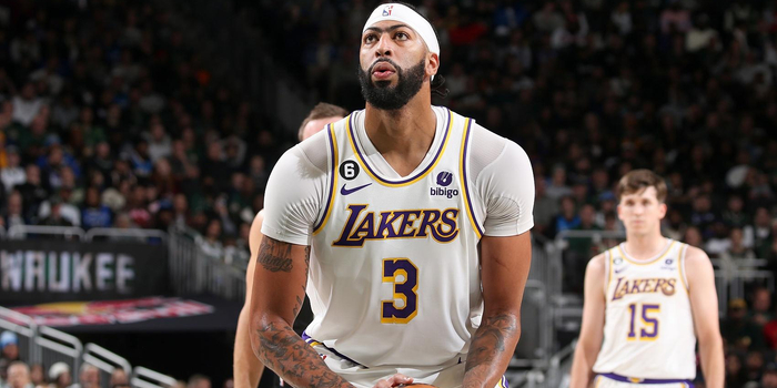 雄鹿湖人激战在即利拉德詹姆斯老将对话新季争冠格局再起波澜