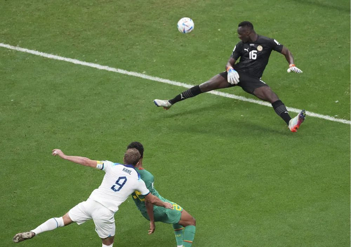 12月4日，凯恩（下，左）射门得分。新华社记者陈诚摄