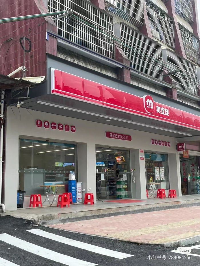 美宜家门口店主摆放的桌椅 图片来源：小红书博主“我开了家螺蛳粉店”