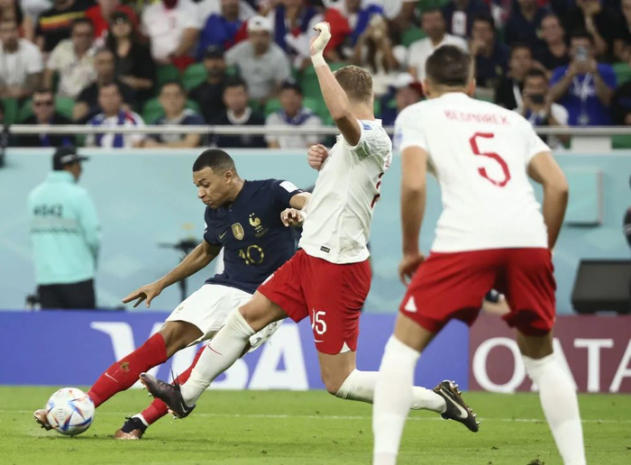 12月4日，姆巴佩（左）在比赛中进攻。新华社记者兰红光摄