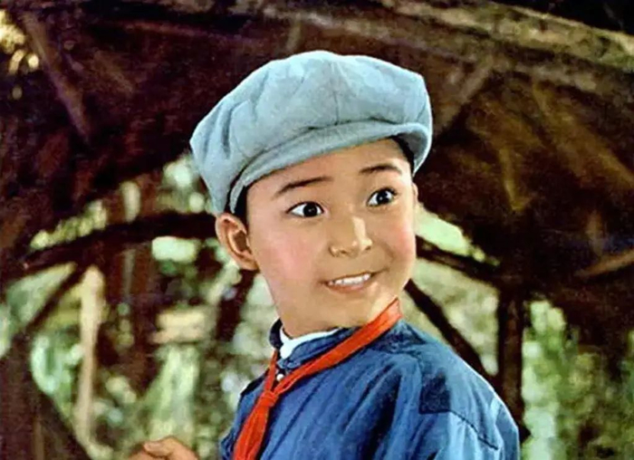 　·电影《闪闪的红星》中的潘冬子。点击可看电影，插曲《映山红》在29分26秒处。