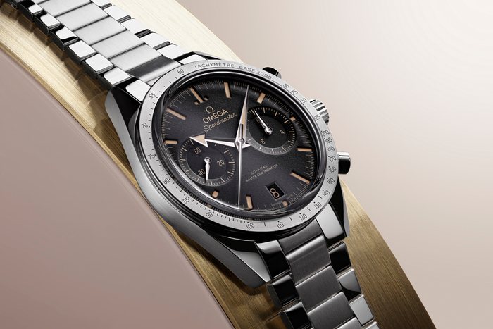 欧米茄超霸’57腕表搭配黑色表盘