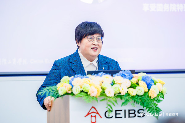 　　汪泓院长发表致辞