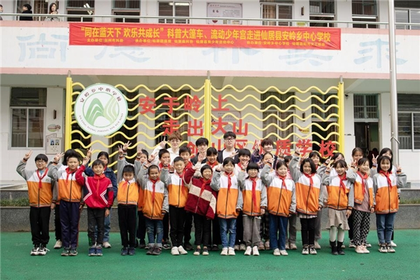 　　图片说明:BLG队员crisp、bin、fofo、doggo与学校学生合影