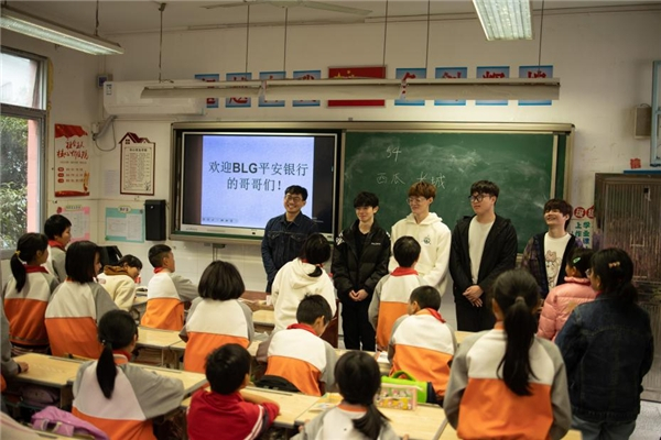 　　图片说明:BLG队员与学生课堂互动