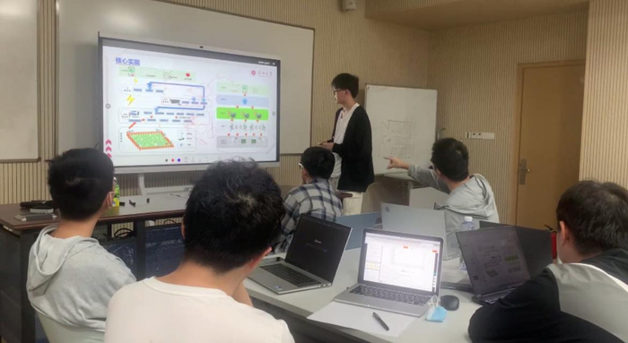 　　“腾班”学生开会讨论小程序开发流程