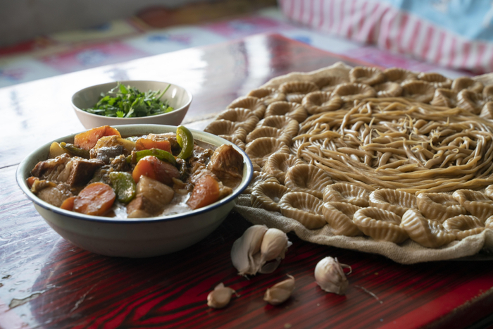 巧手农妇仅靠两根手指搓捻就可以做成的莜面窝窝。