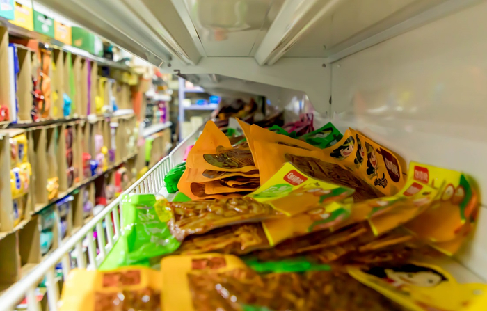 ▲在即时零售的推动下，线下实体店的客群和订单量持续增长，带动包括辣条在内的休闲零食销量增长。（摄影 王楠）