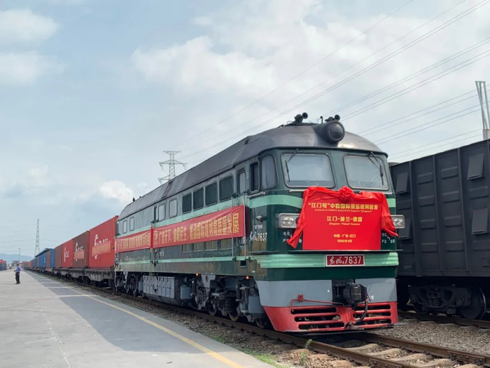 △4月28日，“江门号”中欧国际货运班列首发。