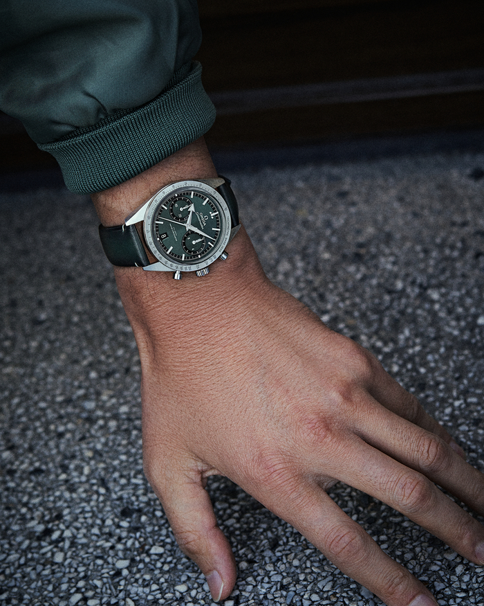 欧米茄超霸’57腕表搭配绿色表盘，拍摄© Chienyun
