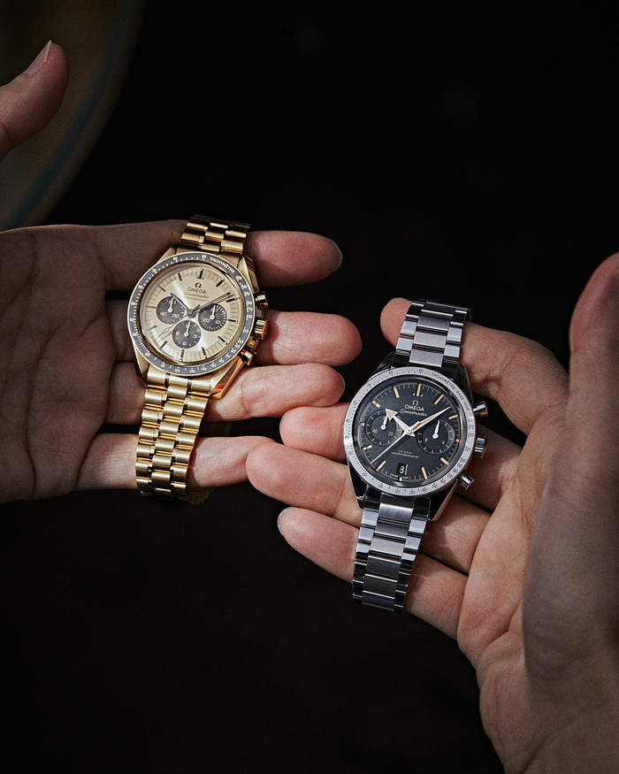 欧米茄超霸系列月球表Moonshine 18K金款与欧米茄超霸’57腕表，拍摄© Chienyun