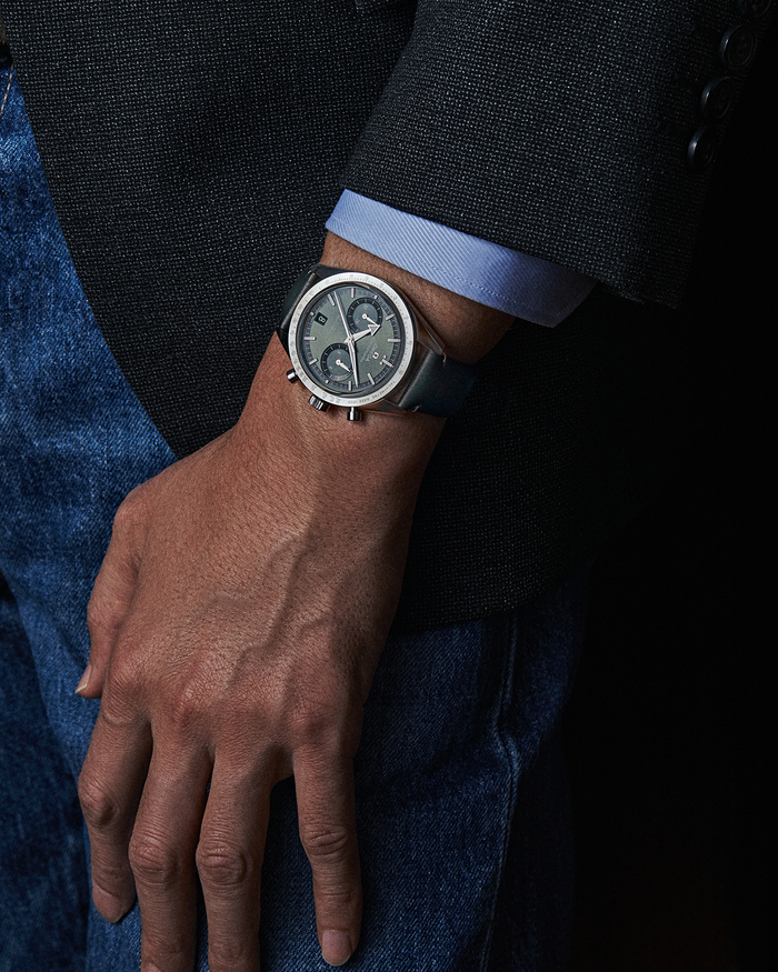 欧米茄超霸’57腕表搭配绿色表盘，拍摄© Chienyun