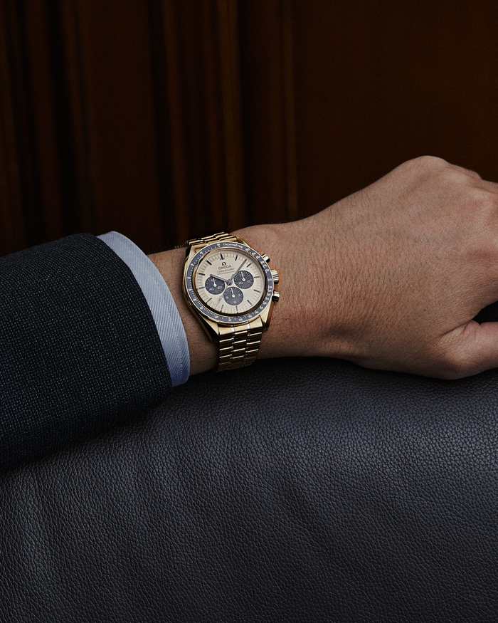 欧米茄超霸系列月球表Moonshine 18K金款，拍摄© Chienyun